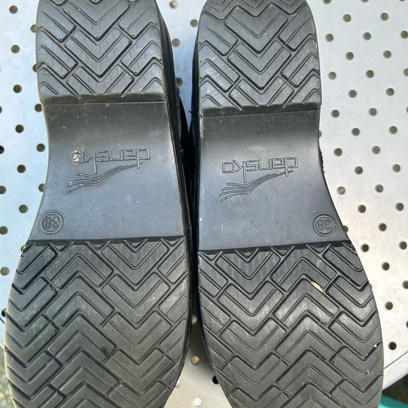 Women’s black patent leather Dansko clogs size 38 - Picture 2 of 6